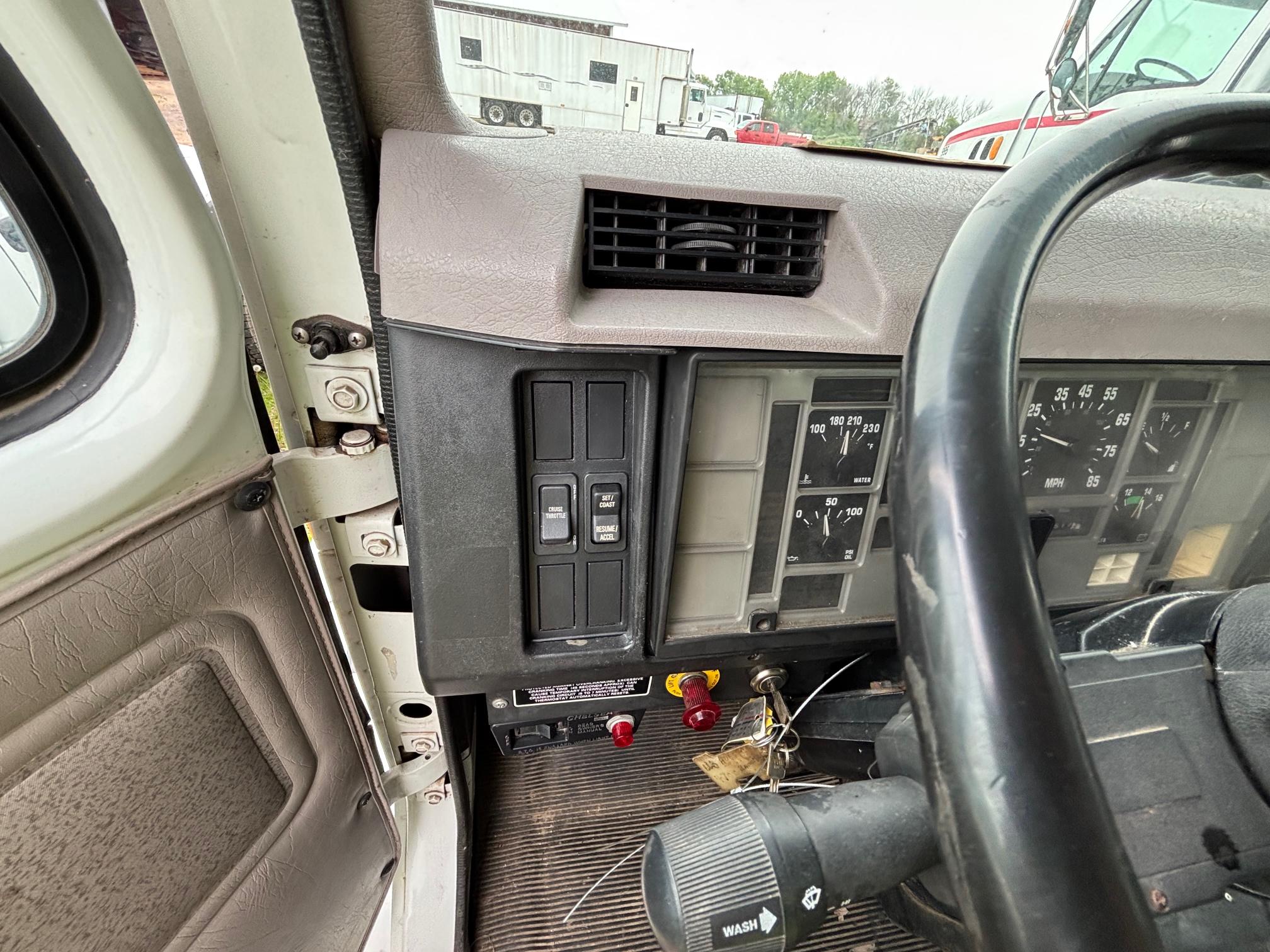 1998 INTERNATIONAL 4700 - Image 13